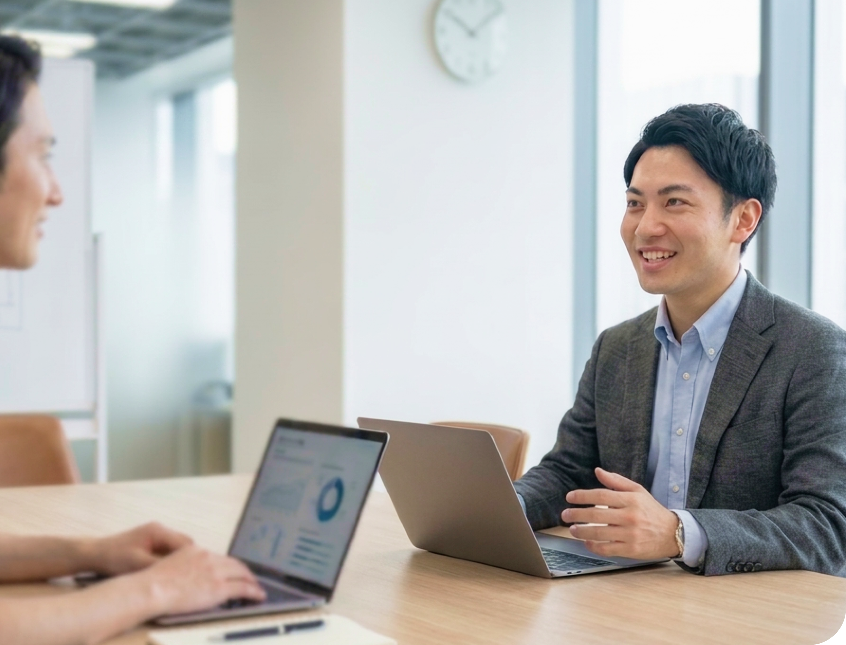男性社員がお客様と打ち合わせを行う様子